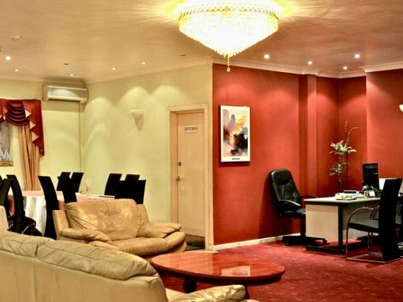 The lounge room at City View Hotel London