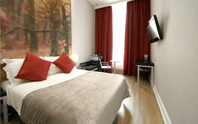 A comfortable double room at Ramada Jarvis Kensington