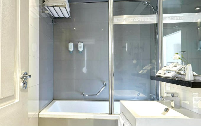 A typical bathroom at Ramada Jarvis Kensington