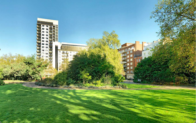 The attractive gardens and exterior of Jumeirah Carlton Tower