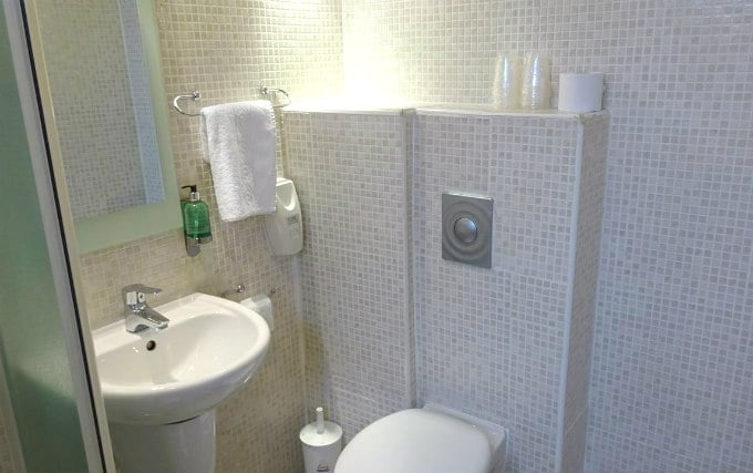 A typical bathroom at Americana Hotel London