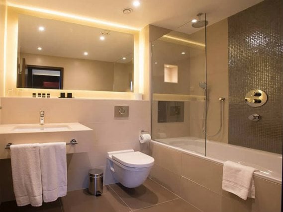 A bathroom at St Georges Hotel Wembley