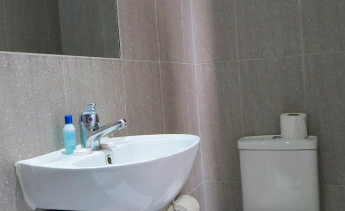 A typical bathroom at Abercorn House