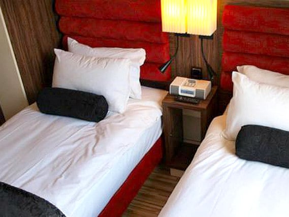 A comfortable twin room at Simply Rooms and Suites