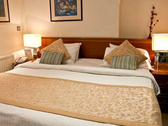 Get a good night's sleep in your comfortable room at Staunton Hotel London