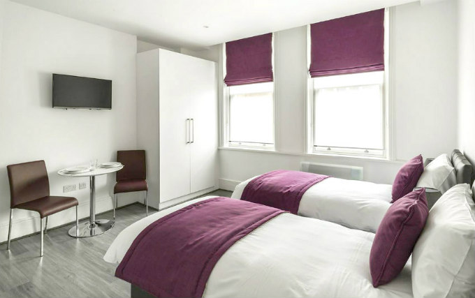 A twin room at Smart Stay Swiss Cottage