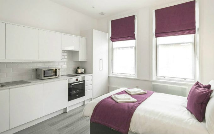 A comfortable double room at Smart Stay Swiss Cottage