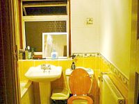 A typical bathroom at Revive Lodge Heathrow