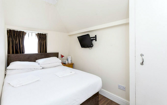A comfortable double room at Belgravia Budget Rooms