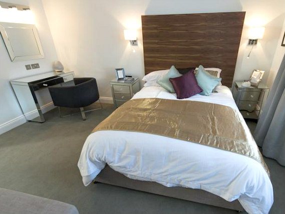 Get a good night's sleep in your comfortable room at Commodore Hotel London