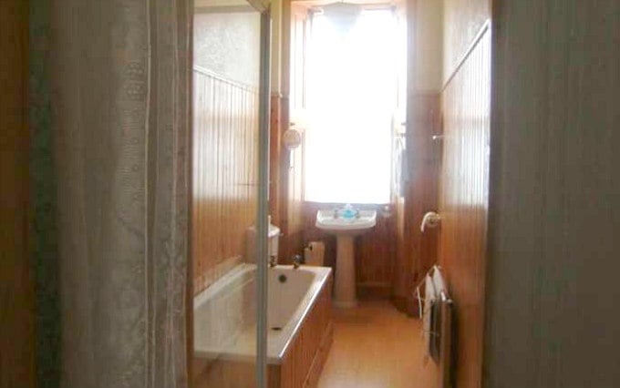 A typical bathroom at Alison Guest House