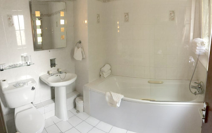 A typical bathroom at Kings Park Hotel