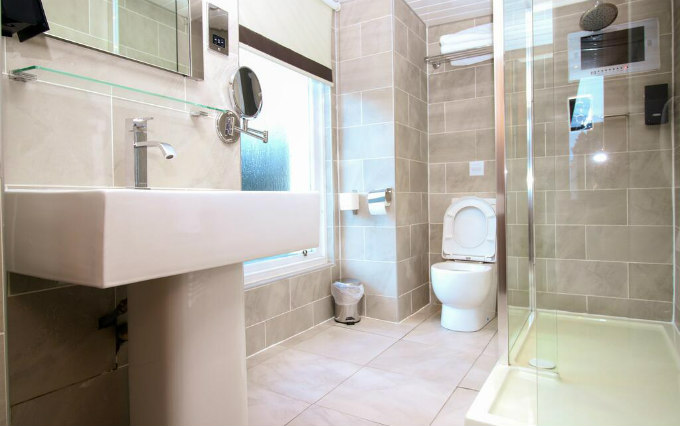 A typical bathroom at Kelvingrove Hotel Glasgow