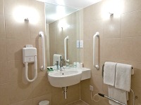 A typical bathroom at Central Park Hotel London