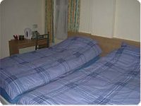 A typical twin ensuite room at Commongate Hotel