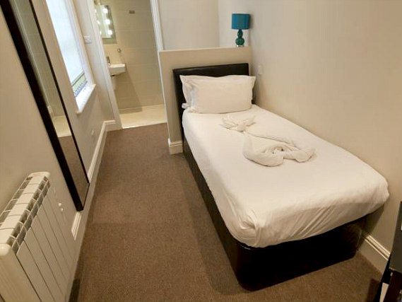 Relax in the private bathroom in your room at 27 Paddington Hotel