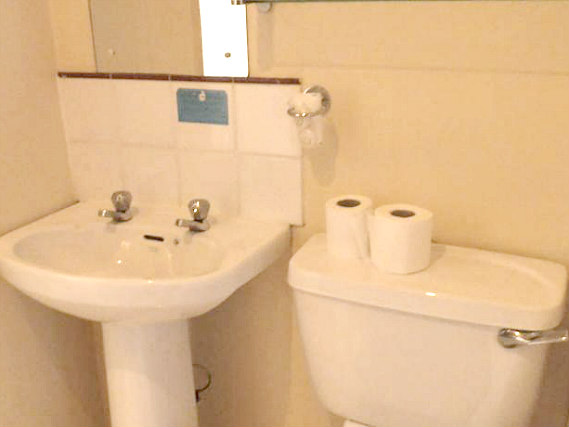 A typical bathroom at Fountain House Hotel