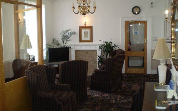 The lounge room at Rangemoor Park Hotel