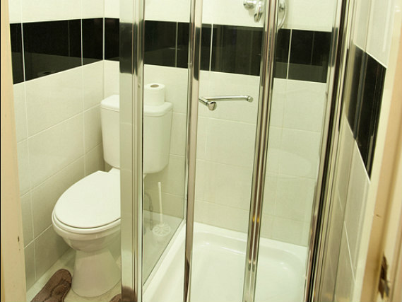 Relax in the private bathroom in your room at Hollingbury Hotel