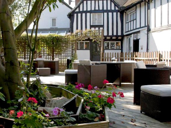 Tudor Lodge Hotel is situated in a prime location in Harrow close to Eastcote Tube Station