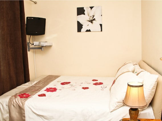 Get a good night's sleep in your comfortable room at Julius Lodge