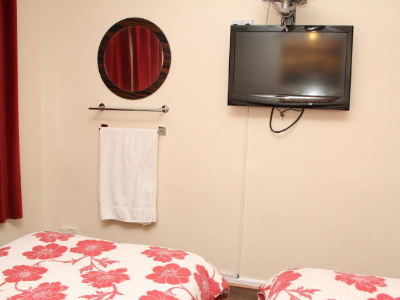 A twin room at Julius Lodge is perfect for two guests