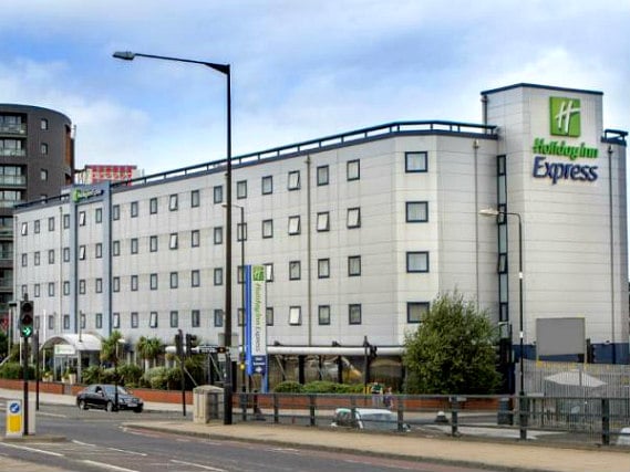 Holiday Inn Express London Royal Docks Docklands is situated in a prime location in Docklands close to The O2 Arena