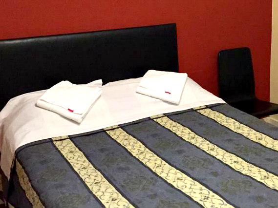 Una stanza matrimoniale dell' Anwar House Hotel