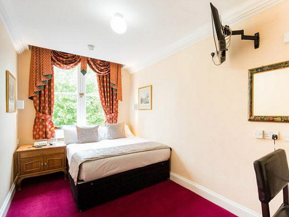 Una stanza matrimoniale dell' Lord Kensington Hotel