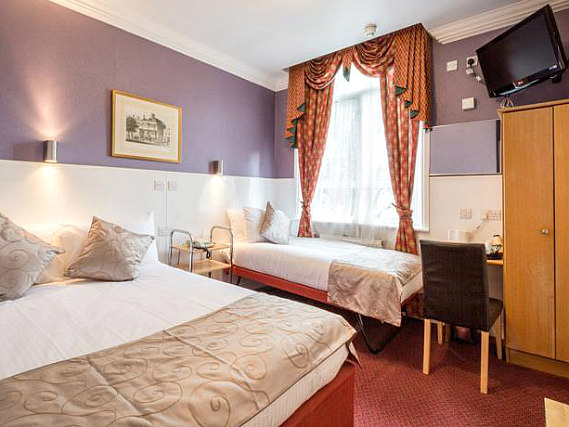 Una stanza tripla dell'Lord Kensington Hotel