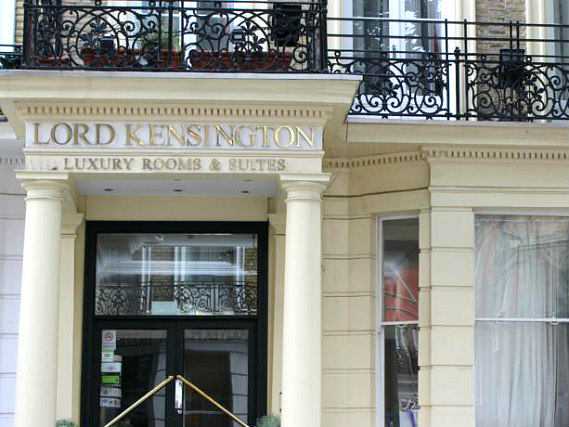 L'esterno dell'Lord Kensington Hotel
