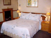 Una tipica camera matrimoniale all'Elizabeth House Hotel
