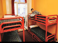 Una stanza dormitorio confortevole al Quest Hostel
