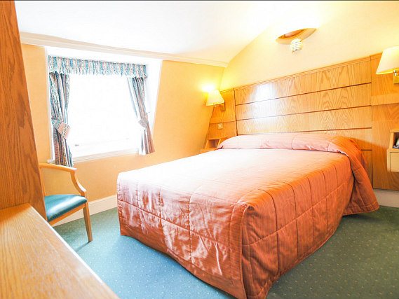 Get a good night's sleep in your comfortable room at Nayland Hotel London