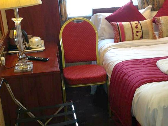 Una stanza matrimoniale dell' Avon Hotel London
