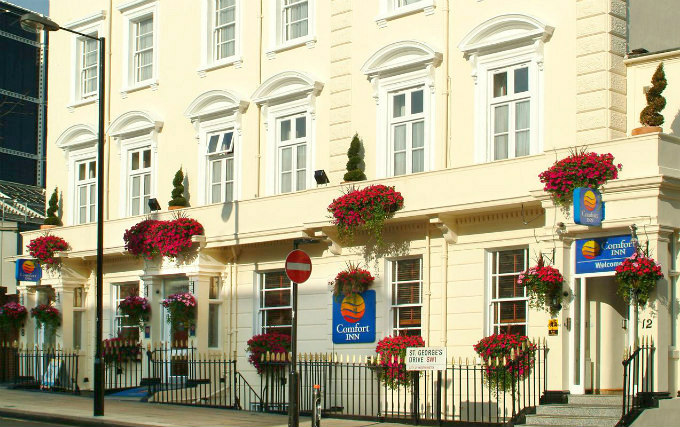An exterior view of Comfort Inn Buckingham Palace Road