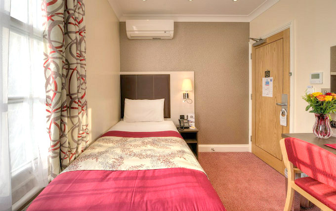 A single room at Comfort Inn Buckingham Palace Road