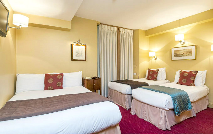 A comfortable triple room at Castleton Hotel