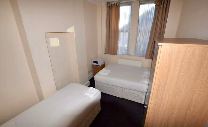 Ein Dreierzimmer im York Hotel London