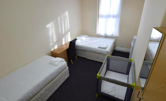 Ein Dreierzimmer im York Hotel London