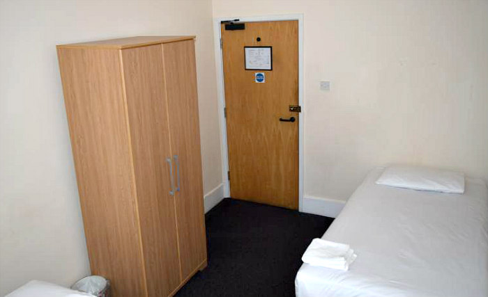 Ein Dreierzimmer im York Hotel London