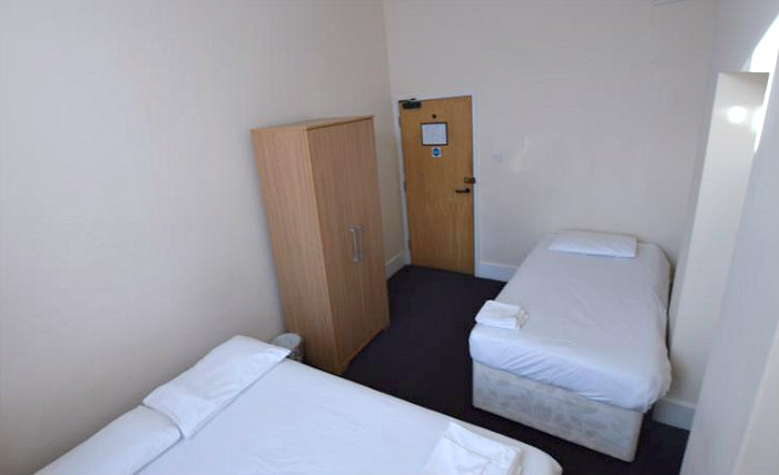 Ein Dreierzimmer im York Hotel London