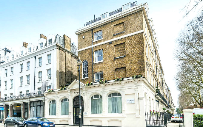 The exterior of Castleton Hotel