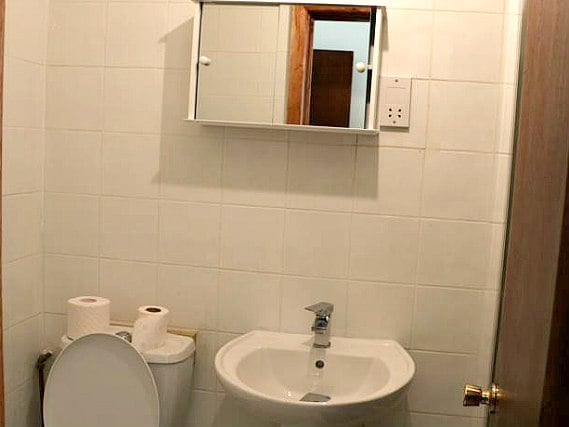 Ein Badezimmer im Shelton Hostel
