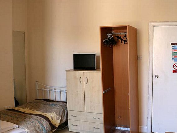 Ein Einzelzimmer im Shelton Hostel