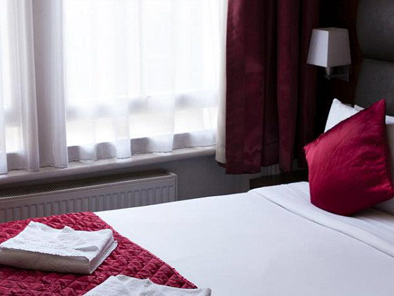 Enjoy a comfEin Doppelzimmer im Lord Jim Hotel London Kensingtonortable night's sleep in your double room