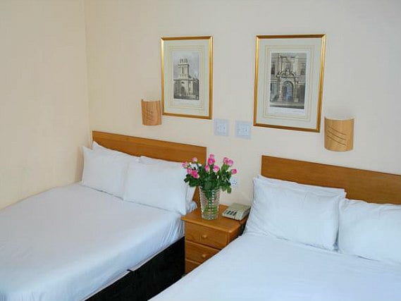 Ein Vierbettzimmer an Lord Kensington Hotel