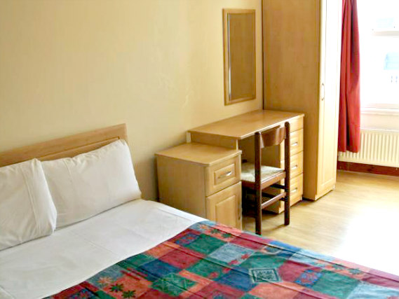 A double roomEin Doppelzimmer im Carlton Hotel London at Carlton Hotel London is perfect for a couple