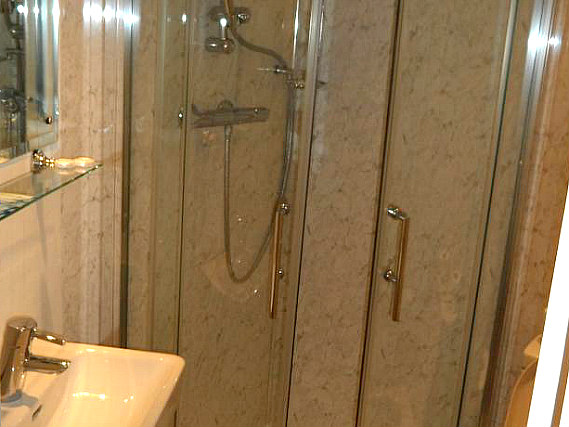 Ein Badezimmer im Royal Hyde Park Hotel