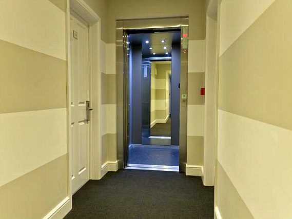 The hallwayEin Gemeinschaftsbereich in Royal Hyde Park Hotel at Royal Hyde Park Hotel